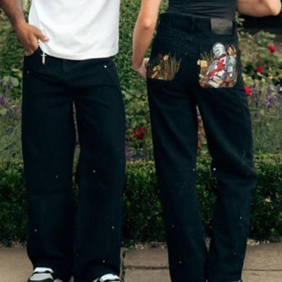 Jeans neri con armatura da cavaliere argentata ricamata